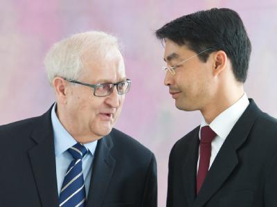 Rainer Brüderle im Gespräch mit Philipp Rösler. Brüderle und Rösler