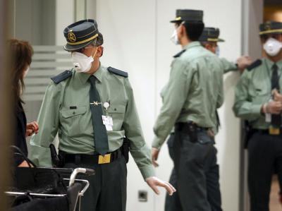 Mitglieder der spanischen Guardia Civil schützen sich mit Atemschutzmasken vor einer Ansteckung mit der Schweinegrippe. (Archivbild) Atemschutzmasken