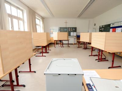 Leeres Wahllokal in einer Schule in Oberbayern. Leeres Wahllokal