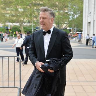 Der Schauspieler erklärt, dass er niemanden vorschnell verurteilen will. Niemand wisse schließlich, was wirklich an den Missbrauchsvorwürfen dran ist. Alec Baldwin