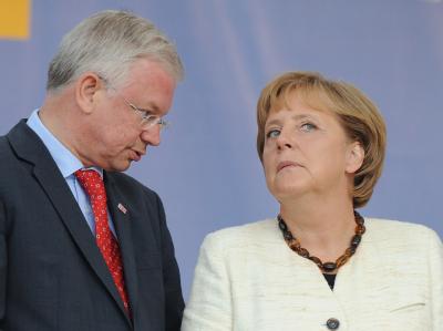 Bundeskanzlerin Angela Merkel und der hessische Ministerpräsident Roland Koch bei einem Wahlkampfauftritt im Mai. Ministerpräsident und Kanzlerin