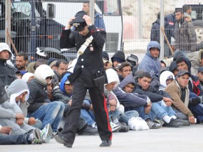 Die italienische Insel Lampedusa wird regelmäßig von nordafrikanischen Flüchtlingen überrannt (Archiv). Lampedusa