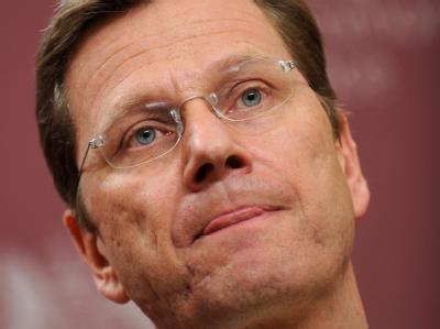 FDP-Chef Westerwelle. Die Steuerversprechen der neuen Bundesregierung stoßen in der Bevölkerung auf wenig Vertrauen. Westerwelle