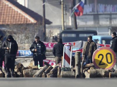 Im Kosovo lebedne Serben an einer Stra0ßen-Barrikade im Dorf Zupce. Foto: Valdrin Xhemaj Absperrung