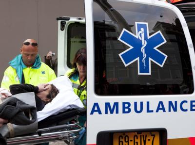 Bei einer Gedenkveranstaltung für Hollands Kriegstote hatte es eine Massenpanik gegeben. Krankenwagen