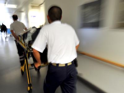 Rettungsassistenten mit einem Patienten. (Archiv- und Symbolbild) Rettungseinsatz