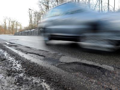 Verkehrsminister Ramsauer will 2,2 Milliarden Euro für die Beseitigung von Winterschäden einsetzen. Schlaglöcher