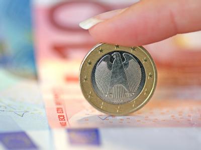 Das Finanzloch im Bundeshaushalt hat sich im ersten Halbjahr 2010 mehr als verdoppelt. Euromünze