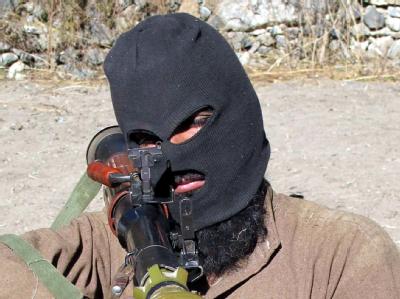 Ein maskierter Taliban in Pakistan. Im Nordwesten des Landes haben die Fanatiker ein Massaker verübt. Foto: Saood Rehman/Archiv Taliban