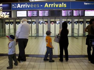 Anzeigetafeln im Pariser Flughafen Charles de Gaulle. Anzeigetafeln