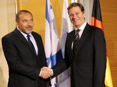 Guido Westerwelle bei einem Treffen mit seinem israelischen Amtskollegen Avigdor Lieberman. Westerwelle und Lieberman