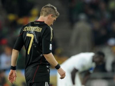 Schweinsteiger geht vom Platz. Schweinsteiger