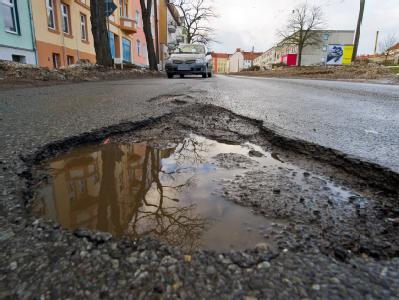 Für die meisten Deutschen ist die Reparatur von Straßen die wichtigste Aufgabe der Verkehrspolitik. Foto: Patrick Pleul Straßenschäden