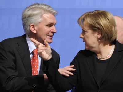 Schlarmann und Merkel auf einer Bundesdelegiertenversammlung der Mittelstands- und Wirtschaftsvereinigung der CDU/CSU. Foto: Rainer Jensen/Archiv Schlarmann und Merkel