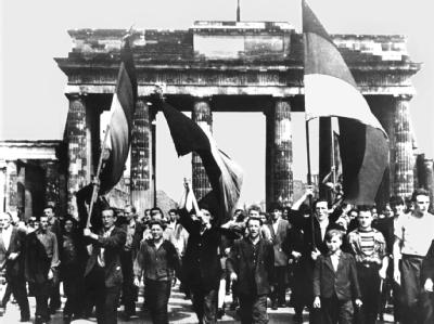 Ost-Berliner ziehen am 17.6.1953 mit wehenden Fahnen vom Ost-Sektor aus durch das Brandenburger Tor. Volksaufstand in der DDR