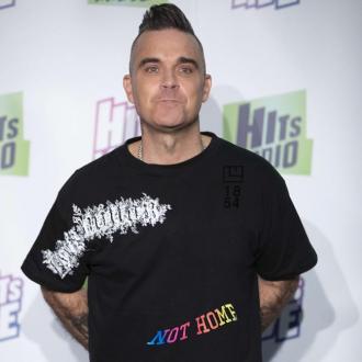 Der ehemalige Take That-Star gibt bekannt, dass sein Vater an Parkinson leidet. Robbie Williams