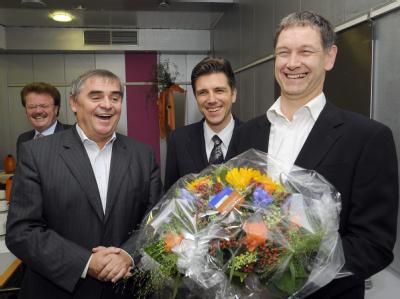 Der saarländische Ministerpräsident Peter Müller (l) mit dem Grünen-Vorsitzenden Hubert Ulrich. In der Mitte der saarländische FDP-Chef Christoph Hartmann. (Archivbild) «Jamaika»-Sondierung