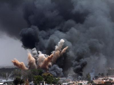 Juni 2011: Nach einem NATO-Luftangriff auf Tripolis steht eine dunkle Rauchwolke über der libyschen Hauptstadt. Foto: epa/STR NATO-Luftangriff