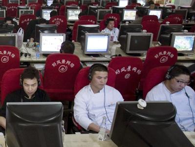 Besucher eines Internetcafes in Peking (Archivfoto). Die Internet-Verwaltung ICANN will Adress-Endungen in nicht-lateinischen Schriftarten zulassen. Webadressen werden internationaler