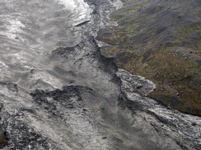 Asche ist das eine Problem des Vulkanausbruchs, Wasser das andere: Schmelzwasser gemischt mit Lavaresten und Asche überschwemmt das Land am Eyjafjalla-Gletscher. Schmelzwasser