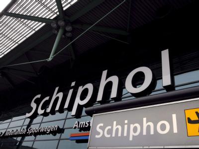 Der Eingang zum Flughafen Schiphol in Amsterdam. Festnahmen in Amsterdam