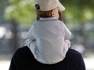 Ein Vater trägt seinen Sohn auf den Schultern. Foto: Frank Rumpenhorst / Archivfoto Vater und Kind