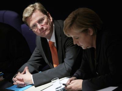 Außenminister Westerwelle (FDP) und Bundeskanzlerin Merkel (CDU) mit nachdenklichen Mienen im Bundestag. Westerwelle und Merkel