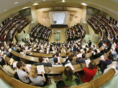 Rund 423 400 Frauen und Männer haben sich dieses Jahr für ein Studium eingeschrieben. Voller Hörsaal