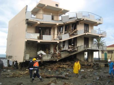Ein schwer beschädigtes Haus nahe der Hauptstadt Messina. Unwetter auf Sizilien