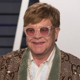 Der Musiker hat Probleme damit, liebgewonnene Klamotten auszusortieren. Inzwischen hat er jedoch eine Strategie gefunden, die ihm genau dabei hilft. Sir Elton John