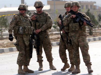 US-Soldaten sichern den Ort eines Anschlags in Kabul. Foto: S. Sabawoon/Archiv US-Soldaten