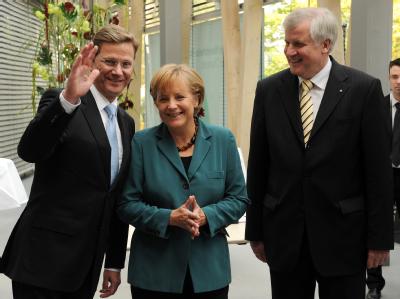 Die Chefs der Verhandlungsdelegationen Bundeskanzlerin Angela Merkel (M.), Bayerns Ministerpräsident Horst Seehofer (CSU) und der FDP-Vorsitzende Guido Westerwelle. Koalitionsverhandlungen