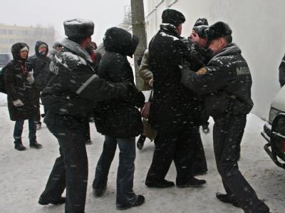 Polizisten gehen Mitte Dezember in Minsk gegen Angehörige von Inhaftierten vor. Einsatz in Minsk