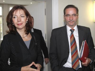 Der Ministerpräsident Brandenburgs, Platzeck, zusammen mit der Fraktionsvorsitzenden der Linkspartei, Kerstin Kaiser. Rot-Rot