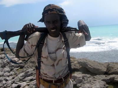 Ein Pirat an der Küste von Somalia. (Archivbild) Pirat