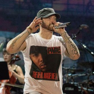 Da staunten die Fans nicht schlecht: Ohne Vorankündigung hat der Rapper nun ein neues Album auf den Markt gebracht. Eminem