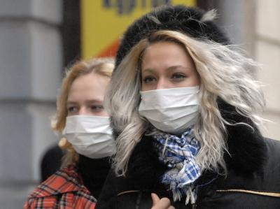 Ukrainerinnen wollen sich mit einem Mundschutz vor einer Ansteckung mit der Schweinegrippe schützen. Ukrainerinnen