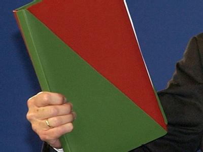 Der Koalitionsvertrag von SPD und Grünen im Oktober 2002 in der Hand des damaligen Bundeskanzlers Gerhard Schröder. Rot-Grün