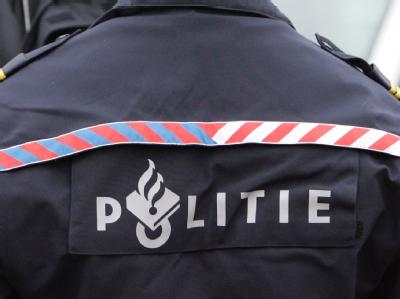 Schriftzug auf dem Rücken der Uniformjacke eines niederländischen Polizisten. Polizei