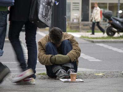 Ein Obdachloser bettelt an einem Fußgängerüberweg in Berlin um Geld. (Archiv- und Symbolbild) Obdachloser