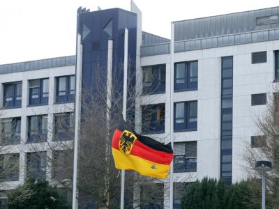 Vor dem Bundeswehrzentralkrankenhaus in Koblenz weht die Bundesflagge auf Halbmast. Halbmast