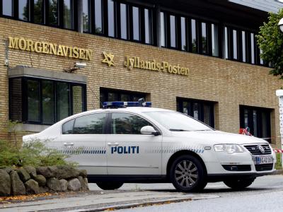Ein Polizeiwagen vor dem Gebäude der Zeitung Jyllands-Posten