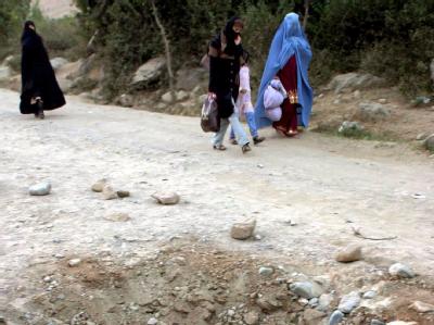 Zwei Wochen vor der Präsidentschaftswahl gingen Raketen in Kabul nieder (Archivbild). Bombentrichter am Straßenrand