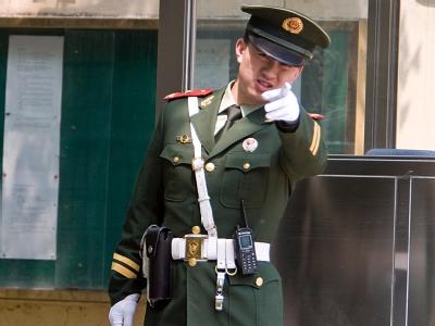 Ein Militärpolizist auf seinem Posten in Peking (Archivbild): Gegen den prominenten chinesischen Bürgerrechtler Liu Xiaobo ist Anklage erhoben worden. Militärpolizist