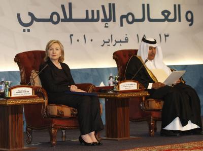 Hillary Clinton am Sonntag zusammen mit ihrem Amtskollegen von Katar, Hamad bin Jassem bin Jabr al-Thani. Clinton in Katar
