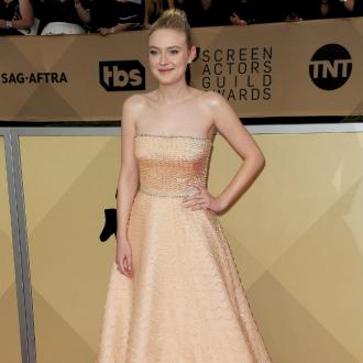 Die Schauspielerin packt aus, wie hart es für sie war, in der Öffenlichkeit aufzuwachsen. Sie habe ''furchteinflößende'' Momente erlebt. Dakota Fanning