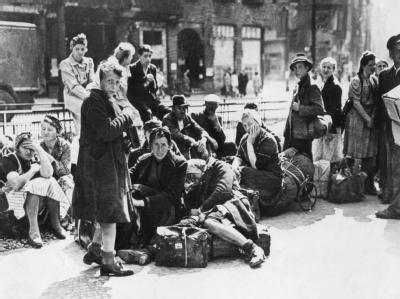 Flüchtlinge warten 1945 auf ihren Abtransport. Millionen Deutsche wurden damals aus ihrer Heimat vertrieben. Flüchtlinge 1945