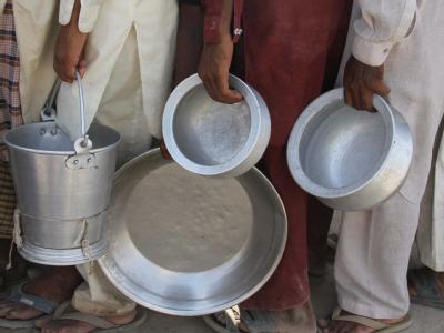 Nach einer Überschwemmung warten Flüchtlinge in Pakistan vor einer Lebensmittel-Ausgabe. Lebensmittel-Ausgabe