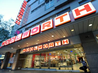 Bei einer Woolworth-Filiale werden die Rollgitter heruntergelassen. Woolworth
