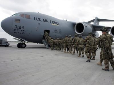 US-Soldaten vor einem Transportflugzeug. Außenminister Westerwelle warnt vor einem Transportflugzeug
